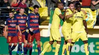 Para pemain Villarreal merayakan gol ke gawang Barcelona pada laga La Liga di El Madrigal, Villarreal, Minggu (20/3/2016). (AFP/Jose Jordan)