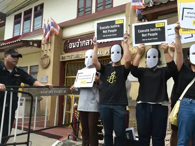Aktivis dari Amnesty International melakukan aksi tolak eksekusi hukuman mati dengan suntik di depan penjara Bang Kwang di Nonthaburi, Bangkok (19/6). Pemerintah Thailand telah melakukan eksekusi pertama sejak 2009. (AFP PHOTO / Romeo Gacad)