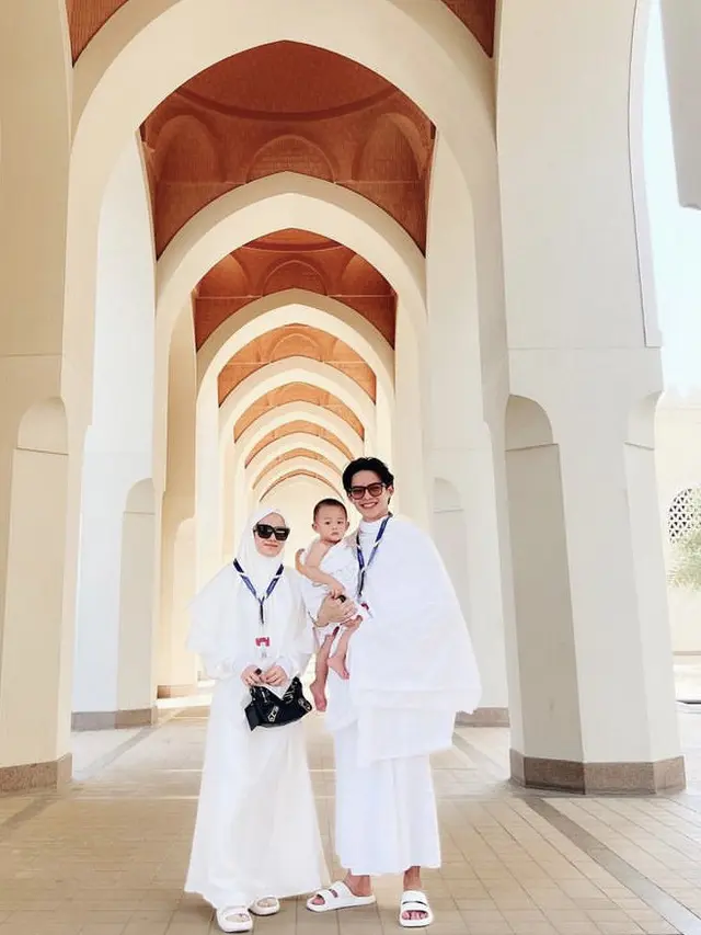 Rey Mbayang dan Dinda Hauw lakukan Umrah. Berikut tampilannya, credit: @dindahw