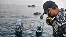 Pasukan Kolinlamil memantau warga yang menggunakan kapal nelayan saat tiba untuk mengikuti vaksinasi di KRI Teluk Youtefa-522, perairan Kepulauan Seribu, Jumat (23/7/2021). Acara Serbuan Vaksinasi Maritim itu menargetkan 1.000 orang selama dua hari pada 23 dan 24 Juli. (merdeka.com/Iqbal S Nugroho)
