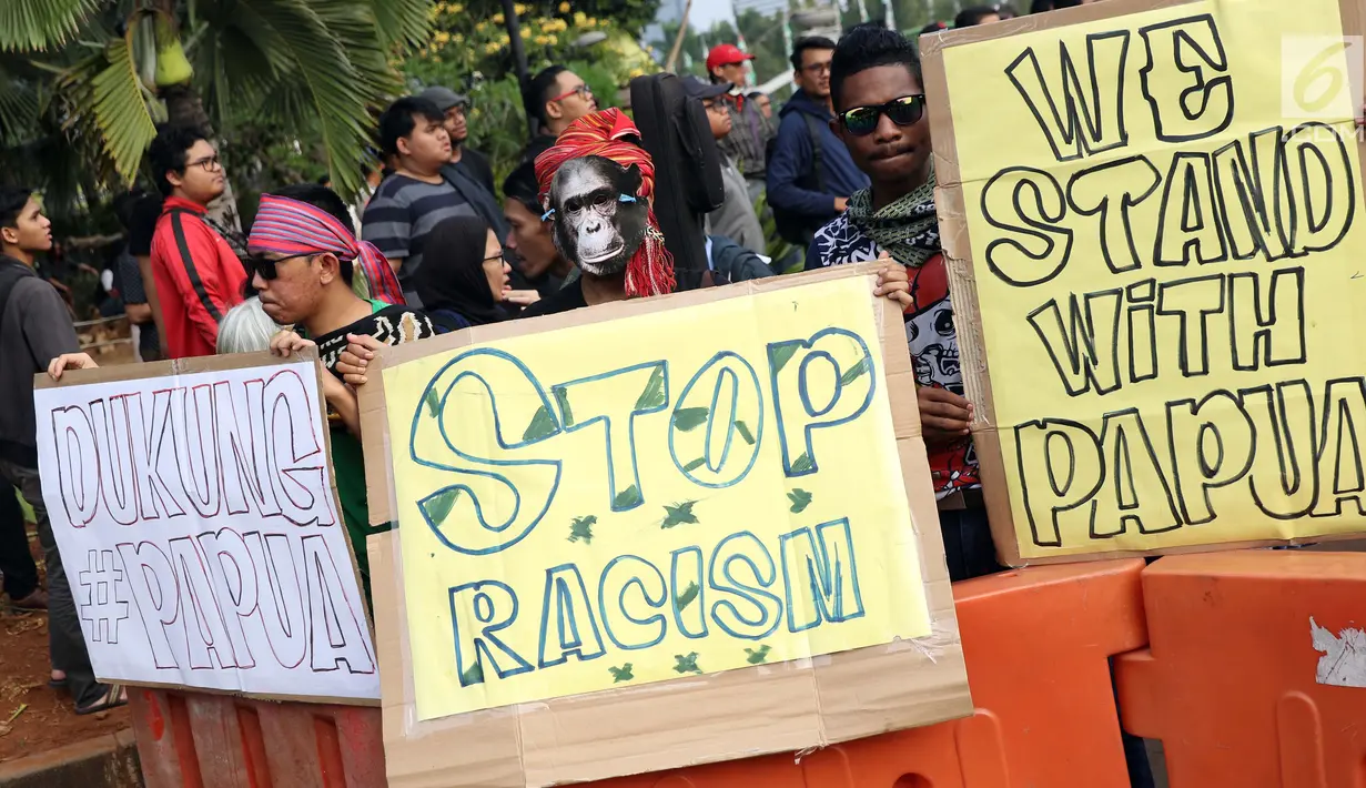 Peserta Aksi Kamisan ke-598 saat berunjuk rasa di depan Istana Merdeka, Jakarta, Kamis (22/8/2019). Aksi Kamisan ke-598 mengangkat permasalahan dan meminta pemerintah menghentikan kasus Rasisme, Kekerasan dan Diskriminasi yang terjadi di Papua. (Liputan6.com/Helmi Fithriansyah)