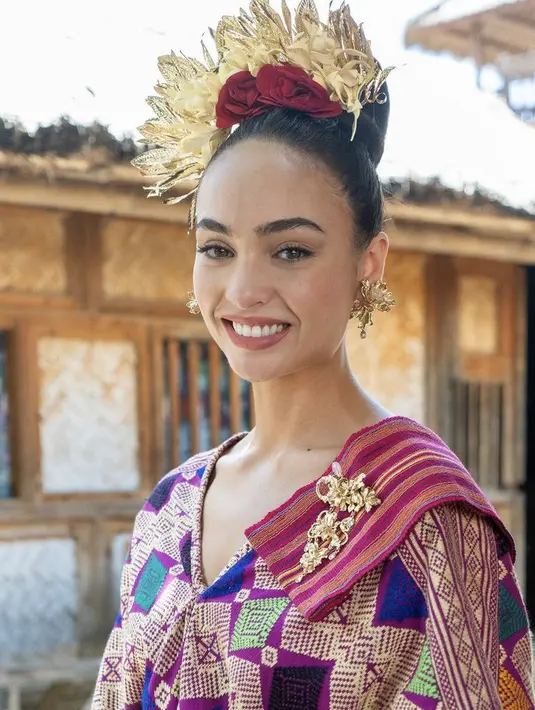 Miss Universe 2022 ini juga lengkap mengenakan riasan kepala khas Lombok dengan sanggul modern. Ia pun mengenakan anting model subeng dan bros keemasan. (@rbonneynola)