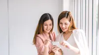 Dua perempuan sedang menggunakan smartphone. (saksitpond/depositphotos.com)