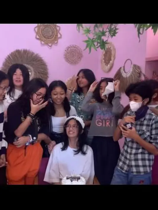 Atisha Prajna, juga disayangi teman-temannya. Lihat saja di hari ultahnya banyak yang hadir dan memberi ucapan selamat. (Foto: Instagram/@deelestari)