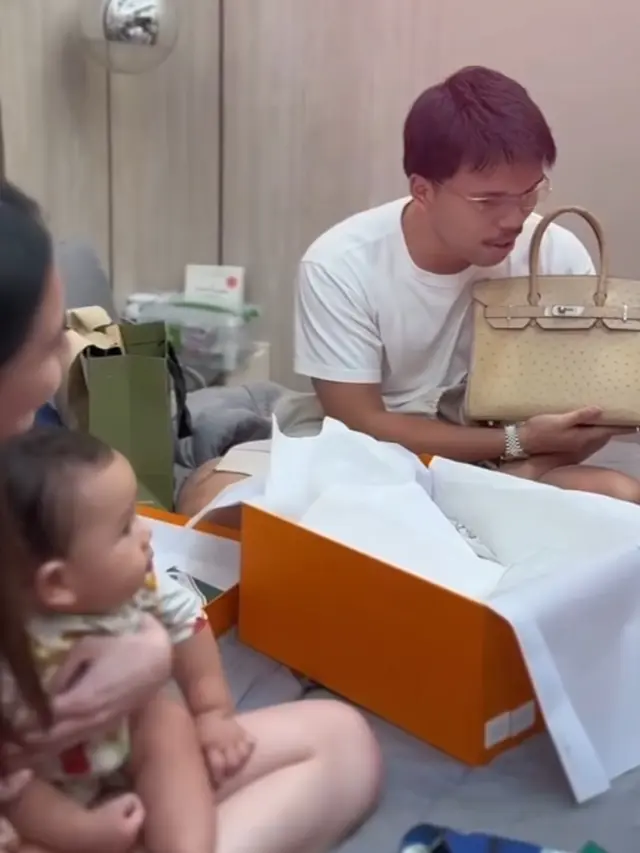 Hadiah Tas Hermes untuk Aaliyah Massaid dari Thariq Halilintar. [@thariqhalilintar]