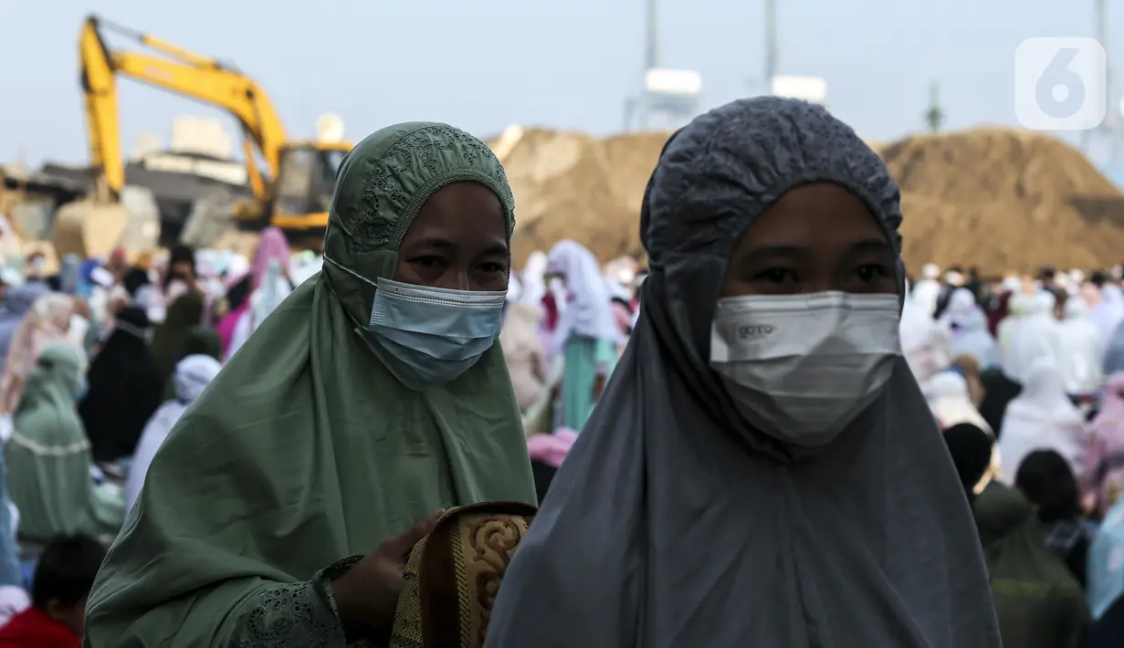 Umat muslim usai melaksanakan salat Idul Adha 1442 H berjemaah di Kali Baru, Cilincing, Jakarta, Selasa (20/7/2021). Salat tetap dilaksanakan saat pemberlakuan pembatasan kegiatan masyarakat (PPKM) Darurat untuk mencegah penularan COVID-19. (Liputan6.com/Johan Tallo)
