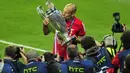 Bayern Munchen. Arjen Robben menikmati kejayaannya bersama Bayern Munchen selama 10 musim, mulai 2009/2010 hingga 2018/2019. Satu trofi Liga Champions, 8 trofi Bundesliga dan 5 trofi DFB Pokal sukses dipersembahkannya dalam 309 laga dengan torehan 144 gol dan 101 assists. (Foto: AFP/Glyn Kirk)