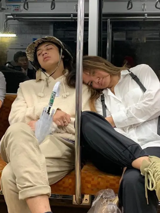 Bastian Steel kerap kali membagikan potret kebersamaan dirinya dengan sang kekasih, Shafa Haris. (Liputan6.com/IG/bastiansteel)