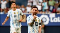 Penyerang Timnas Argentina, Lionel Messi berselebrasi setelah menjebol gawang Estonia pada laga uji coba Stadion El Sadar, Pamplona, Senin (6/6/2022) dini hari WIB. (AFP/Ander Gillenea)