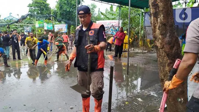 Gubernur DKI Jakarta Anies Baswedan ikut kerja bakti usai banjir di Makassar Jakarta Timur.
