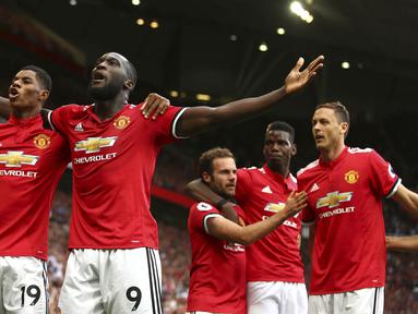 Para pemain Manchester United merayakan gol yang dicetak Romelu Lukaku ke gawang West Ham pada laga Premier League di Stadion Old Trafford, Manchester, Minggu (13/8/2017). Manchester United menang 4-0 atas West Ham. (AP/Dave Thompson)