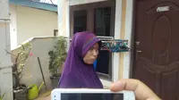 Maya, sepupu pelaku peledakan bom Medan tengah diwawancarai oleh wartawan. (Liputan6.com/Reza Efendi)