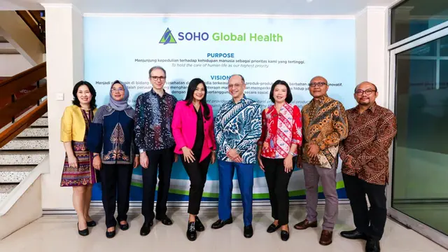 Titi Kamal bersama para petinggi PT Soho Industri Pharmasi. (Foto: Dok. Tim Soho)