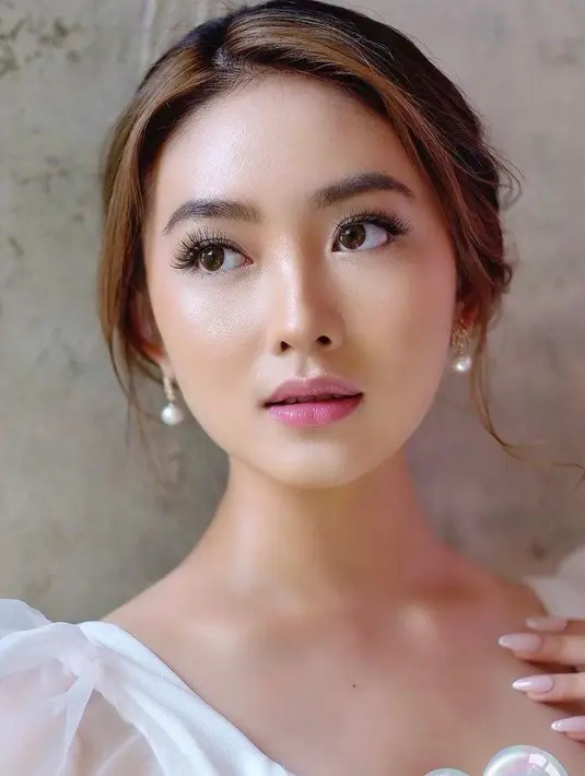 Gaya makeup flawless merupakan salah satu jenis makeup yang lagi hits. Natasha pun tak ketinggalan menirunya. Ia mengenakan complexion dengan hasil akhir dewy, eyeshadow coklat, dan lipstik soft pink matte.  (Instagram/natashawilona12).