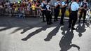 Petugas keamanan Prancis tengah berjaga dekat garis finish saat sesi latihan persiapan etape ke-18 Tour De France di Sallanches., (22/7/2016). (AFP/Lionel Bonaventure)