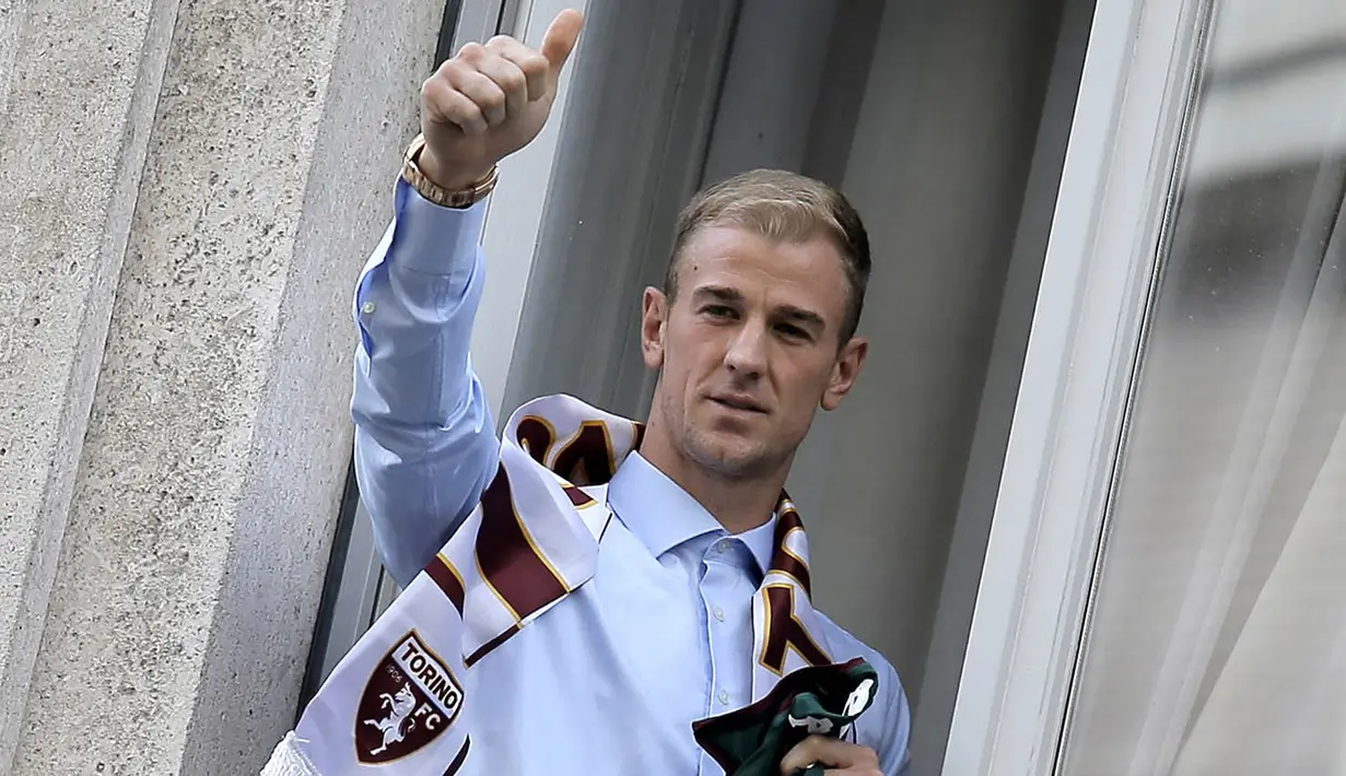2. Joe Hart, tersingkir dari skuat utama Manchester City akhinya membuat kiper Inggris ini pindah ke Torino. Kiper berusia 29 tahun ini sudah diperkenalkan oleh manajemen Torino kepada publik Turin usai menjalani tes medis. (AFP/Marco Bertorello)