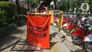 Para peserta aksi Asia Climate Rally menggelar unjuk rasa depan Balai Kota DKI Jakarta, Jumat (27/11/2020). Mereka meminta pemerintah melakukan tindakan nyata dalam penyelamatan iklim, salah satunya dengan berhenti mendanai industri bahan bakar fosil yang mematikan. (Liputan6.com/Hermann Zakharia)