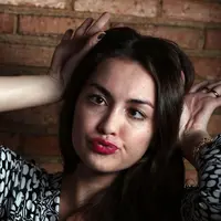 Rianti Cartwright sama sekali tidak takut saat ditantang berpose unik. "Ayo siapa takut," katanya. (Foto: Akrom Sukarya/bintang.com)