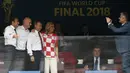 Presiden Prancis Emmanuel Macron, Presiden FIFA Gianni Infantino, Presiden Rusia Vladimir Putin dan Presiden Kroasia Kolinda Grabar-Kitarovic foto bersama menjelang final Piala Dunia 2018 di Stadion Luzhniki, Moskow (15/7). (AFP Photo/Christophe Simon)