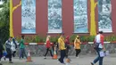 Wisatawan berkeliling Taman Mini Indonesia Indah, Jakarta, Kamis (20/8/2020). Warga memanfaatkan momen libur panjang Tahun Baru islam 1442 H ke tempat rekreasi yang dekat karena masih situasi pandemi Corona (COVID-19) dengan menjaga protokol kesehatan. (merdeka.com/Imam Buhori)