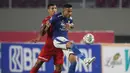 Pemain Persib Bandung, Wander Luiz  (kanan) menguasai bola dibayangi pemain Persija Jakarta, Yann Motta dalam laga pekan ke-12 BRI Liga 1 2021/2022 di Stadion Manahan, Solo, Sabtu (20/11/2021). (Bola.com/Bagaskara Lazuardi)