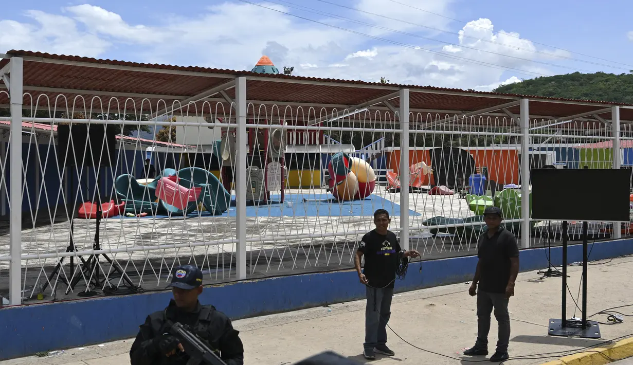 Venezuela mengirim 11.000 tentara untuk mendapatkan kembali kendali atas salah satu penjara terbesarnya yang telah dikuasai oleh geng kriminal terkuat di negara tersebut. (Photo by YURI CORTEZ / AFP)