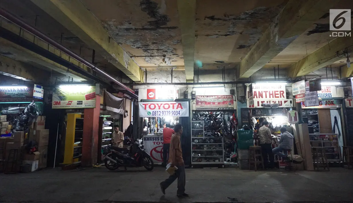 Aktivitas jual beli di Pasar Cipete, Jakarta, Sabtu (10/8/2019). Konsep revitalisasi direncanakan akan mengintegrasikan pasar dengan permukiman penduduk, rusunawa, rusunami, hotel, dan perkantoran, dengan penambahan fasilitas, seperti bioskop rakyat pada beberapa pasar. (Liputan6.com/Angga Yuniar)