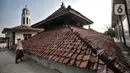 Kohar menunjukkan puncak atap bebentuk mahkota (memolo) yang masih asli di Masjid Jami Al Alam, Cilincing, Jakarta, Kamis (22/4/2021). Tercatat dalam sejarah, masjid ini menjadi masjid tertua di Jakarta bersamaan dengan kembarannya, yakni Masjid Al Alam Marunda. (merdeka.com/Iqbal S.Nugroho)
