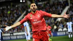 Striker Real Madrid, Karim Benzema, berselebrasi setelah mencetak gol ke gawang Leganes dalam lanjutan La Liga 2018-2019 di Estadio Municipal Butarque, Senin (15/4). Real Madrid hanya mampu meraih hasil imbang 1-1 saat bertandang ke markas Leganes. (PIERRE-PHILIPPE MARCOU / AFP)