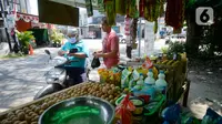 Erdianto (45) pedagang warung sembako tradisional sedang melayani pembeli secara langsung di Pinggir jalan Villa Pamulang, Tangerang Selatan, Banten, Selasa (25/08/2020). (merdeka.com/Dwi Narwoko)