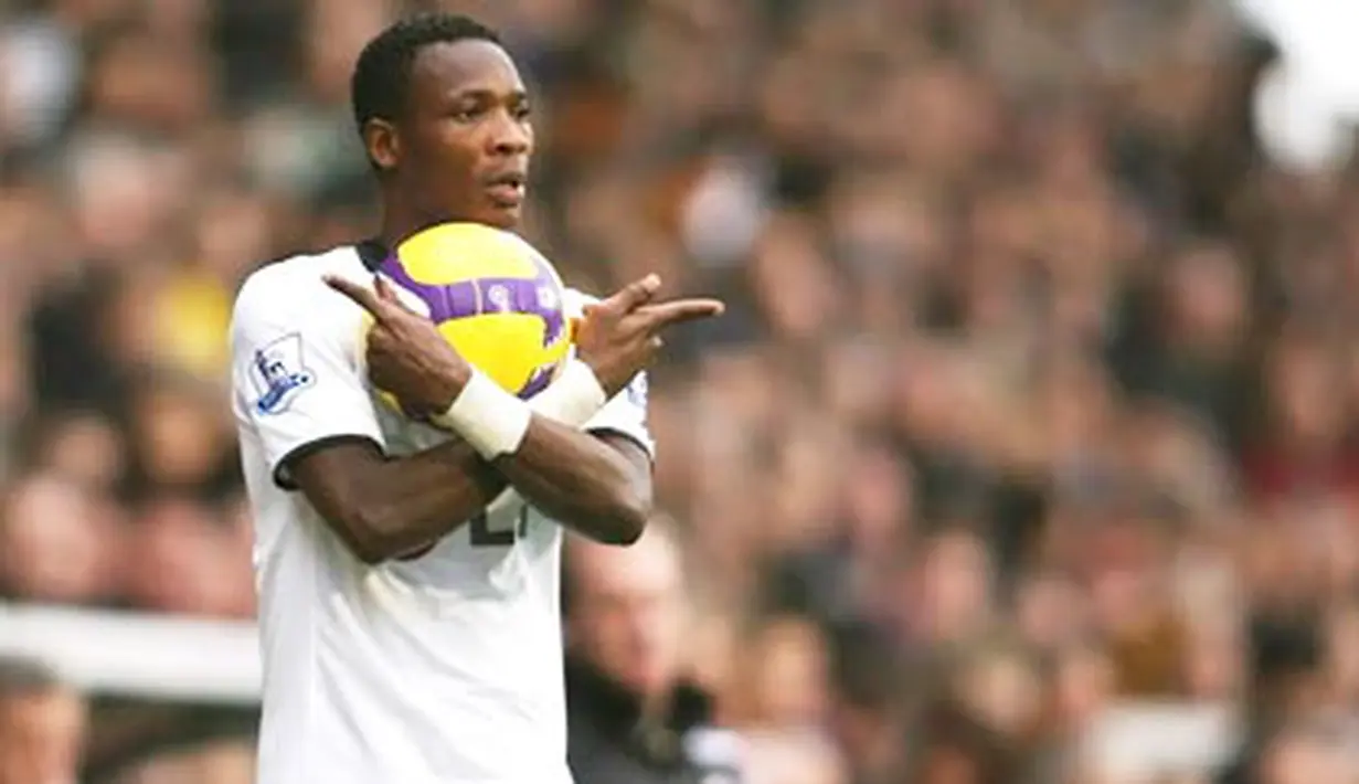 Fulham's John Pantsil is pictured in action against Tottenham Hotspur during their Barclays Premiership football match at Craven Cottage in west London, on November 15, 2008. AFP PHOTO/Chris Ratcliffe