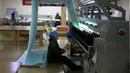 Seorang wanita mengoperasikan mesin yang menjahit selimut di pabrik sutra Kim Jong Suk di Pyongyang, Korea Utara (26/11/2019). Pabrik sutra ini mempekerjakan lebih dari seribu pekerja kebanyakan wanita  mengurutkan dan memproses ulat sutera untuk menghasilkan benang sutera. (AP Photo/Dita Alangkara)