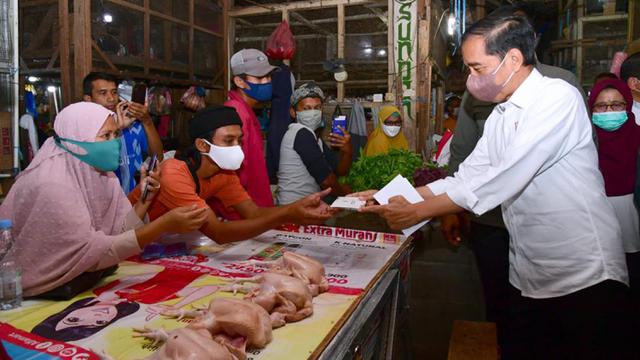 FOTO: Presiden Jokowi Serahkan Bansos untuk Pacu Pertumbuhan Ekonomi dan Jaga Daya Beli Masyarakat