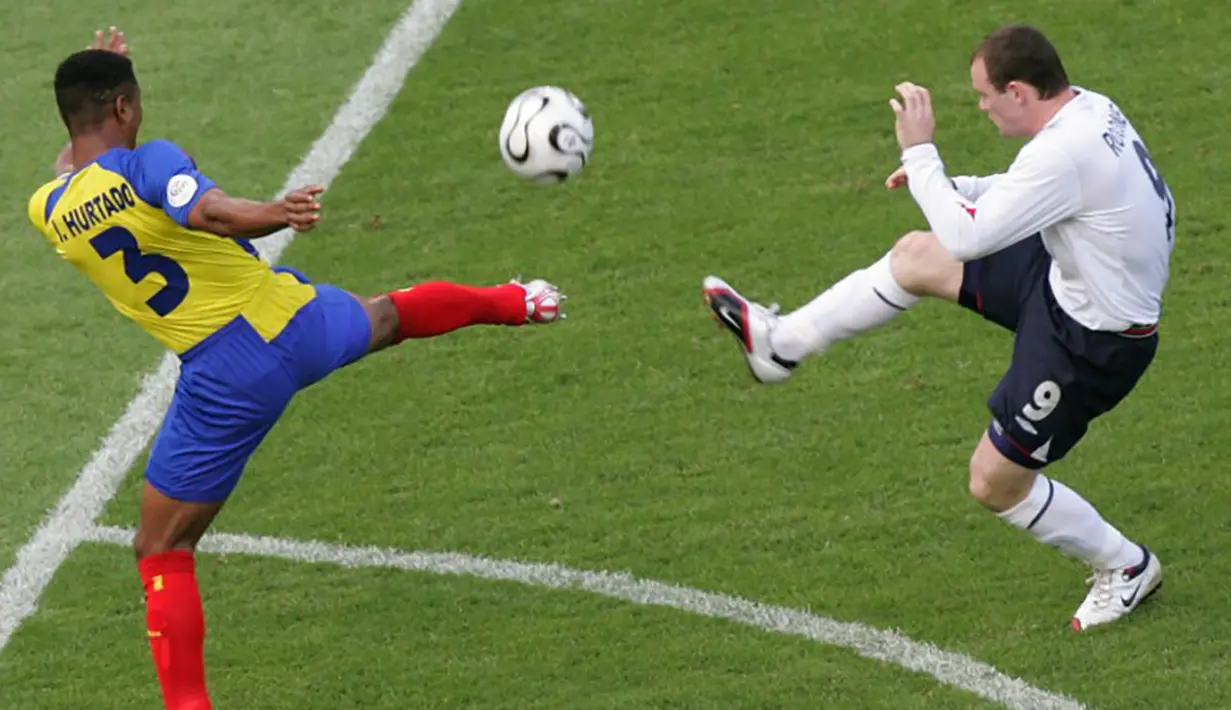 Wayne Rooney berebut bola dengan pemain Ekuador, Ivan Hurtado pada laga Piala Dunia di Stadion Gottlieb-Daimler, Jerman, Minggu (25/6/2006). (AFP Photo/Roberto Schmidt)