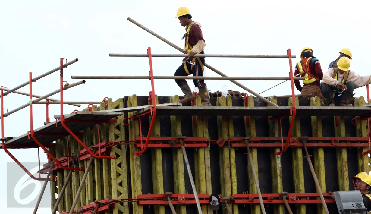 Pekerja menyelesaikan pembangunan jalur layang MRT di kawasan Lebak Bulus, Jakarta, Sabtu (15/10). Presiden Jokowi mengatakan proyek pembangunan MRT rute Lebak Bulus-Bundaran HI diperkirakan selesai pada tahun 2019 mendatang. (Liputan6.com/Helmi Afandi)