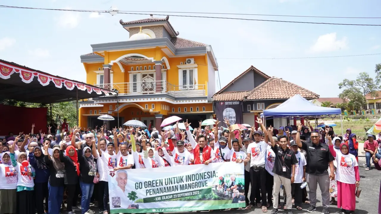 Sahabat Ganjar menggelar kegiatan penanaman mangrove yang menginspirasi di Kecamatan Cilacap Utara, Kabupaten Cilacap, Jawa Tengah, Sabtu (23/9/2023).