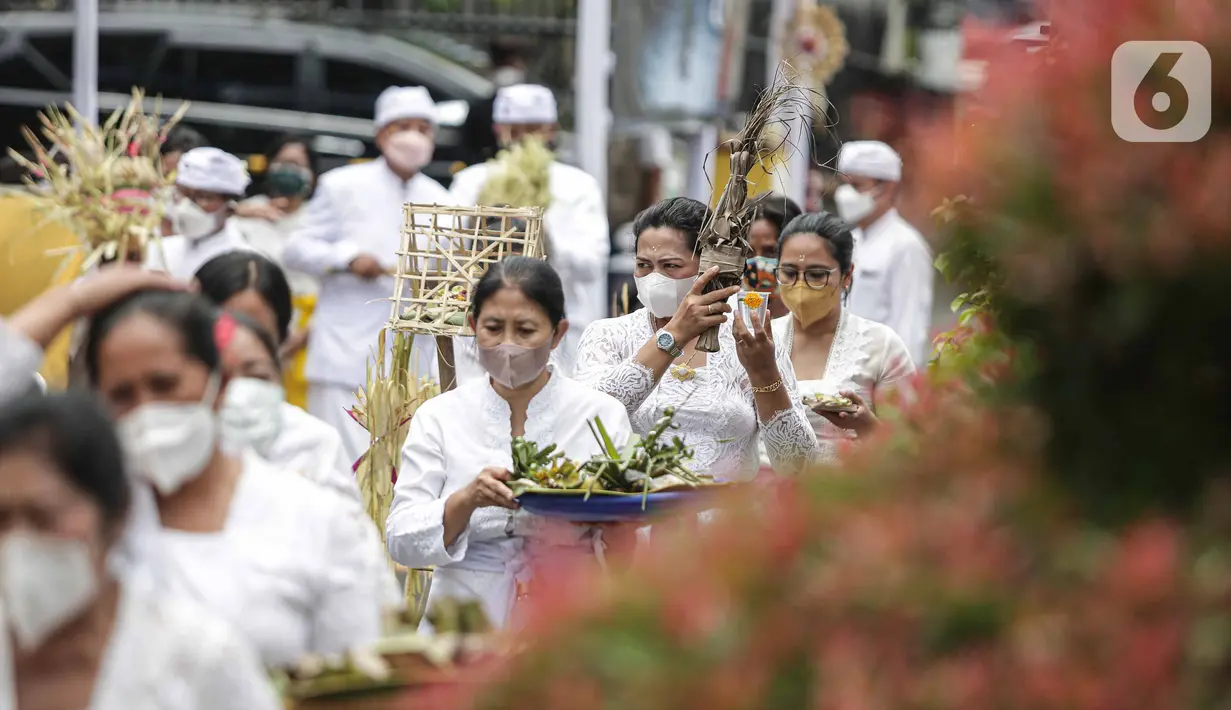 Umat Hindu membawa sesaji saat mengikuti upacara Tawur Agung Kesanga di Pura Amerta Jati, Cinere, Depok, Rabu (2/3/2022).  Upacara Tawur Agung Kesanga itu sebagai penyucian diri guna memperingati Hari Raya Nyepi Tahun Baru Saka 1944. (Liputan6.com/Faizal Fanani)