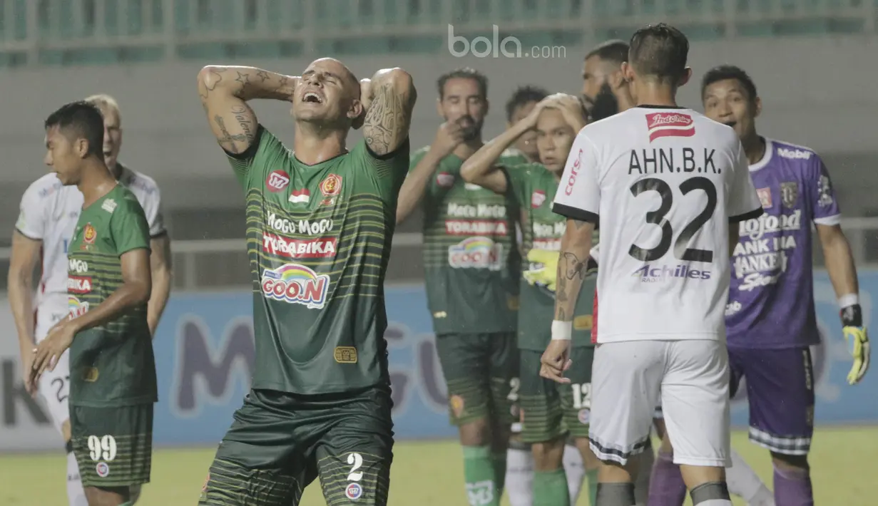 Striker PS TNI, Talin Facundo, tampak kecewa usai gagal menjebol gawang Bali United pada laga lanjutan liga 1 di Stadion Pakansari, Bogor, Senin (10/7/2017). Bali United menang 4-3 atas PS TNI. (Bola.com/M Iqbal Ichsan)