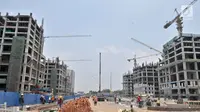 Pekerja menyelesaikan proyek pembangunan Apartemen Meikarta di Cikarang, Bekasi, Jawa Barat, Kamis (18/10). Pengerjaan proyek Meikarta tetap berjalan meski KPK menetapkan adanya suap perizinan lahan seluas 774 hektare tersebut. (Merdeka.com/Iqbal Nugroho)