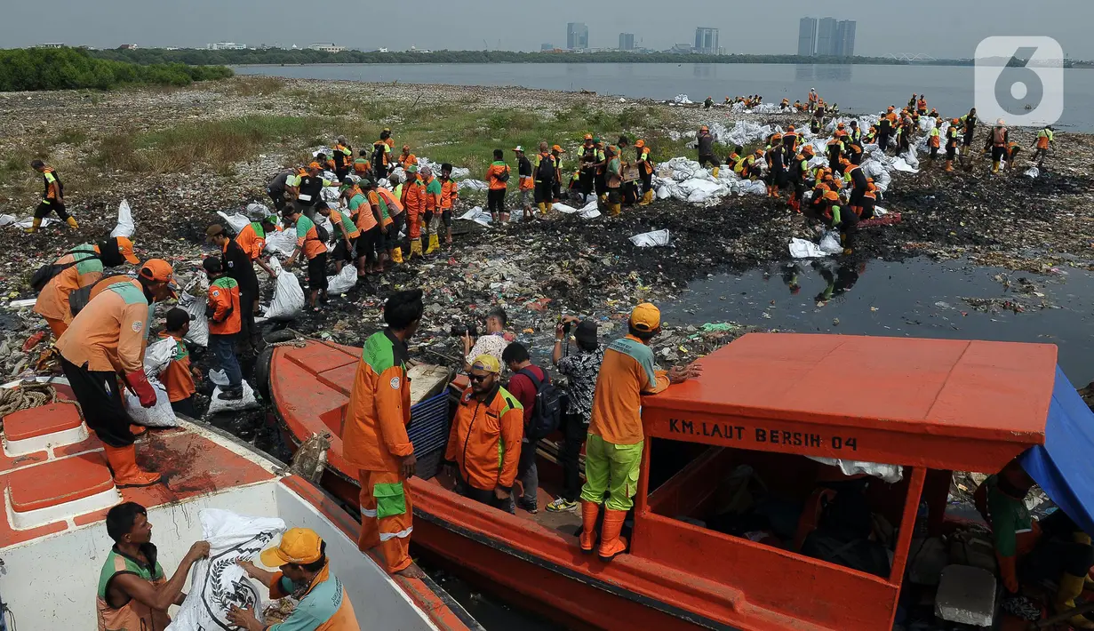 Sampah yang didominasi plastik ini sangat mengganggu ekosistem yang hidup di perairan dan sekitarnya. (merdeka.com/Imam Buhori)