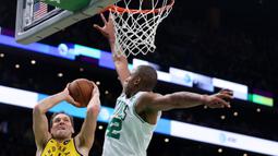 Pebasket Indiana Pacers, Bojan Bogdanovic, berusaha melewati pebasket Boston Celtics, Al Horford, pada laga NBA di TD Garden, Boston, Kamis (10/1). Celtics berhasil menang 135-108 atas Pacers. (AP/Maddie Meyer)