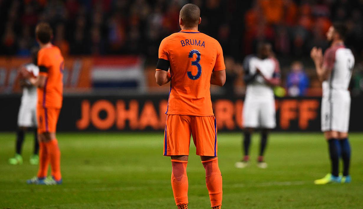 Laga Belanda melawan Prancis dihentikan menit ke-14 untuk mengenang wafatnya Johan Cruyff di Stadion Amsterdam Arena, Amsterdam, Jumat (25/3/2016). Legenda sepak bola dunia itu meninggal pada Kamis (24/3/2016). (AFP/Franck Fife)