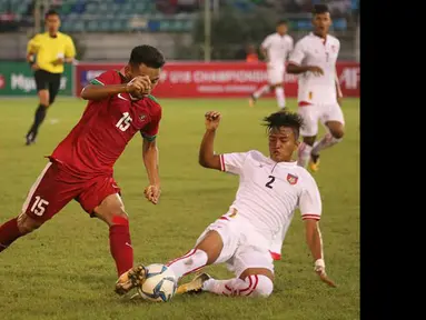 Pemain Timnas Indonesia U-19, Sadil Ramdani (kiri) berusaha elewati adangan pemain Myanmar pada laga grup B AFF U-18 2017 di Yangon, Myanmar (5/9/2017). Timnas Indonesia U-19 menang 2-1. (Bola.com/PSSI)