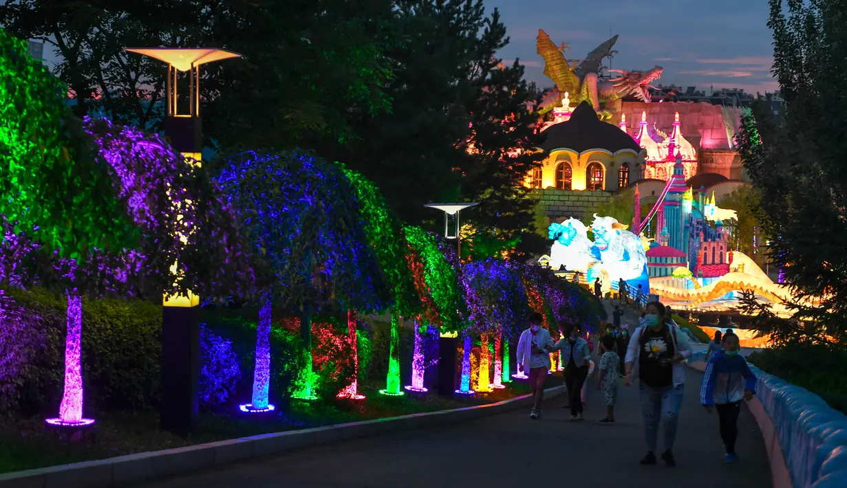Orang-orang menikmati pameran lentera yang diadakan di Changying Century City di Changchun, ibu kota Provinsi Jilin, China timur laut (26/6/2020). Lentera warna-warni dinyalakan di Changying Century City selama hari libur Festival Perahu Naga. (Xinhua/Zhang Nan)
