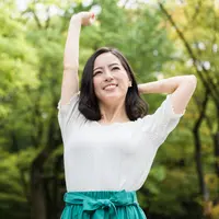 ilustrasi perempuan bahagia tersenyum/takayuki/Shutterstock