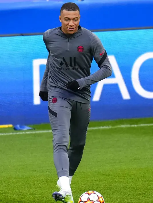 Pemain Paris Saint-Germain Kylian Mbappe menendang bola saat sesi latihan di Stadion Bernabeu, Madrid, Spanyol, 8 Maret 2022. Paris Saint-Germain akan menghadapi Real Madrid pada pertandingan sepak bola Liga Champions. (AP Photo/Manu Fernandez)