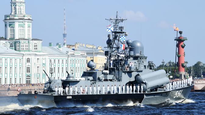 Sejumlah pelaut berjajar rapi di dek saat kapal perang Rusia berlayar selama parade Hari Angkatan Laut di Sungai Neva, Saint Petersburg, Rusia, Minggu (29/7). (AP Photo/Dmitri Lovetsky)