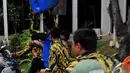 Bentrok fisik antara sesama massa Golkar terjadi saat Rapat Pleno di DPP Golkar, Jakarta, Selasa (25/11/2014). (Liputan6.com/Johan Tallo)