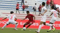 Striker Timnas Indonesia U-22, Osvaldo Haay, mengontrol bola saat melawan Myanmar U-22 di di Stadion Rizal Memorial, Manila, Sabtu (7/12). Indonesia menang 4-2 atas Myanmar. (M Iqbal Ichsan)