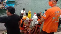 Tim SAR gabungan mengevakuasi nelayan korban tenggelam di perairan Pantai Jayanti, Kabupaten Cianjur, Sabtu (7/11/2020). (Foto: Basarnas)